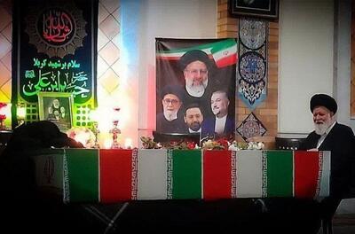 انتظار آیت‌الله علم‌الهدی و مردم در فرودگاه مشهد | پیکر رئیس‌جمهور شهید از بیرجند به مشهد منتقل شد + فیلم