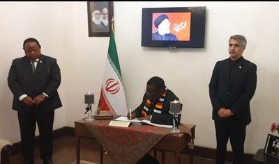 حضور رییس جمهور زیمبابوه در محل سفارت جمهوری اسلامی ایران برای امضای دفتر یادبود