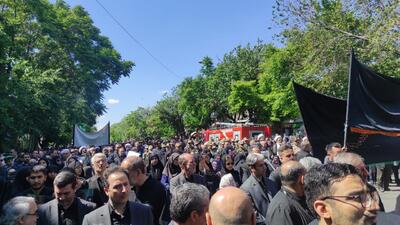 خیل عظیم جمعیت در میدان امام نجف‌آباد برای تشییع شهید دریانوش
