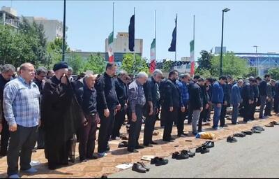 اقامه نماز جماعت منتظران خادم الرضا(ع) در میدان ۱۵ خرداد مشهد