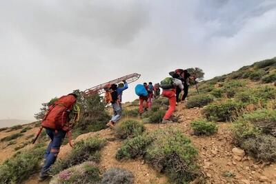 پس از ١٣ ساعت کوهنورد ۶٠ ساله کرمانی نجات یافت