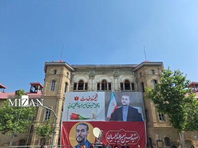 برگزاری مراسم وداع با شهید امیرعبداللهیان؛ وزیر امور خارجه فقید بر روی دستان مردم تشییع شد