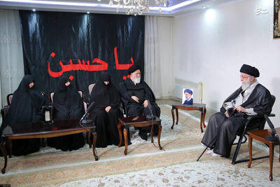 تصاویر حضور رهبر انقلاب در منزل رئیس‌جمهور شهید