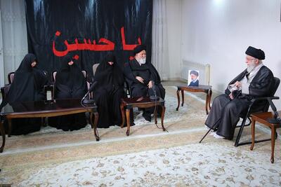 رهبر انقلاب در منزل رئیس‌جمهور شهید حضور یافتند