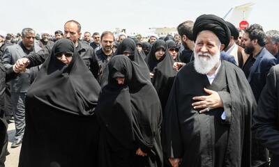 استقبال از خانواده‌ شهید ابراهیم رئیسی در‌ فرودگاه مشهد | آغاز مراسم تشییع رئیس‌ جمهور شهید تا دقایقی دیگر