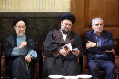 محمد خاتمی و حسن خمینی در یک مراسم / عکس