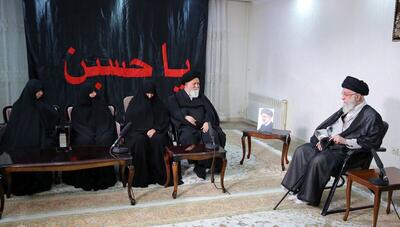 تصاویری از حضور رهبر انقلاب در منزل شهید رئیسی (فیلم)