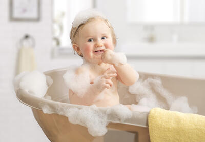 از چه محصولاتی برای شستن بدن و سر نوزاد استفاده کنم؟