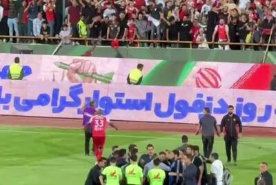 ببینید /  شادی جالب عبدالکریم حسن با طرفداران پرسپولیس بعد از کامبک مقابل استقلال خوزستان