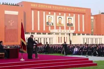 ببینید /  به نمایش درآمدن عکس بزرگ رهبر کره شمالی در کنار تصاویر پدر و پدربزرگش برای اولین بار