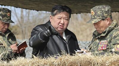 ویدیوها. به نمایش درآمدن عکس بزرگ رهبر کره شمالی در کنار تصاویر پدر و پدربزرگش برای اولین بار