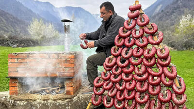 (ویدئو) پخت سوسیس دست ساز به روش آشپز معروف آذربایجانی در طبیعت