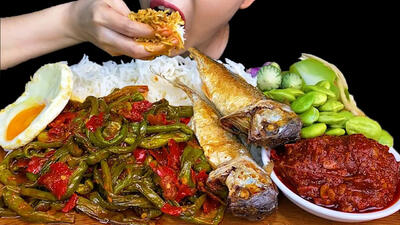 (ویدئو) غذا خوردن به سبک دختر مشهور تایلندی؛ خوردن یک کیلو چلو ماهی