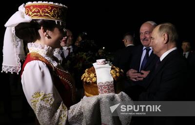 (ویدئو) استقبال از پوتین با گل و نان سنتی بلاروس