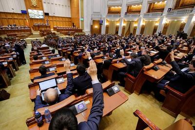 ببینید | روش عجیب نمایندگان مجلس رومانی برای حل اختلافات؛ ضرب‌وشتم و گاز گرفتن!