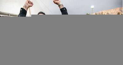 شادمانی مربی استقلالی در حضور بزرگان پرسپولیسی/ طرفداران نساجی نکونام را روی دوش خود گذاشتند!