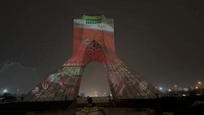 نورپردازی سه بعدی برج آزادی از تصاویر حضور میلیونی ملت شریف ایران در مراسم تشییع آیت الله رئیسی و همراهانش