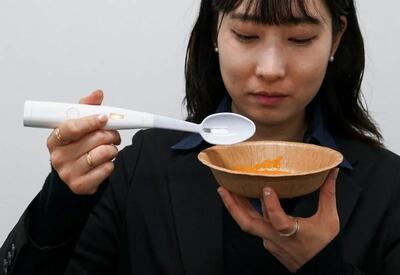 قاشق شگفت‌انگیز ژاپنی‌ها؛ با این قاشق غذای شما بی‌نمک اما شور است ! (فیلم) (فیلم)