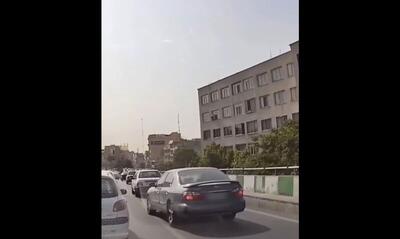 تلاش نافرجام دو سارق موتورسوار برای سرقت گوشی راننده ماکسیما در تهران (فیلم)
