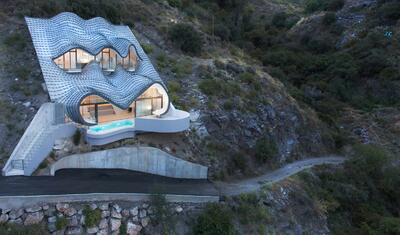 خانه‌ای روی صخره؛ اجرای خلاقانه روی شیب 42 درجه! - چیدانه