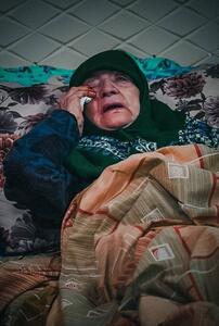 عکس/بیتابی مادر ابراهیم رئیسی در فراق پسرش | اقتصاد24