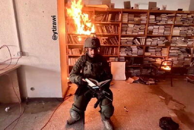 سوزاندن کتابخانه‌ی دانشگاه الاقصی توسط سرباز اسرائیلی [+عکس] | پایگاه خبری تحلیلی انصاف نیوز
