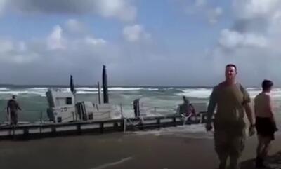 ببینید / آب اسکله شناور امریکا در غزه را آب برد