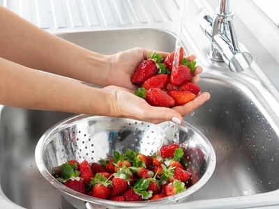 روش‌های شستن توت فرنگی برای پیشگیری از مسمومیت