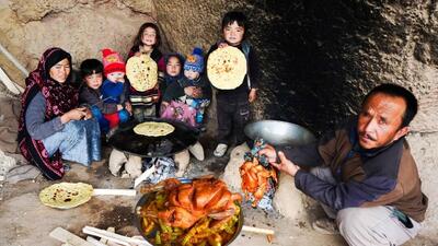 (ویدئو) پخت یک غذای محلی با مرغ و سیب زمینی به سبک یک زوج غارنشین جوان افغان