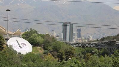 (تصاویر) ابرساعت پایتخت منقش به تصاویر سردار سلیمانی و رئیسی