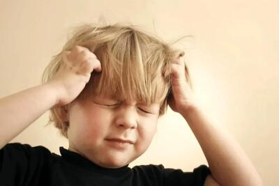 کودکتان مدام سرش را می‌خاراند؟ علل و درمان خارش سر در کودکان