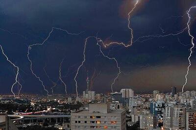 ثبت یک لحظۀ زیبا؛ وقتی رعدوبرق آسمان تهران را روشن کرد