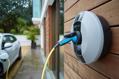 شارژ خودروی برقی در خانه؛ روش‌ها، هزینه شارژر و هر آنچه باید بدانید | مجله پدال