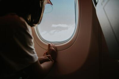 چرا پنجره هواپیما کوچک و گرد است؟