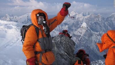 صف طولانی کوهنوردان روی قله اورست (فیلم)