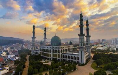 بزرگترین مسجد آسیای جنوب شرقی با مناره‌های چینی! - چیدانه
