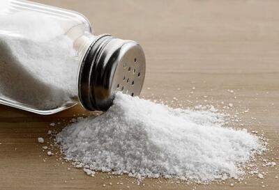 اگر با غذا نمک مصرف می‌کنید منتظر این سرطان خطرناک باشید!
