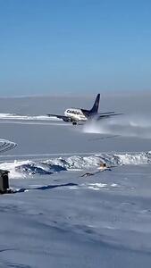 (ویدئو) فرود دیدنی بوئینگ 737 روی باند برفی در قطب شمال