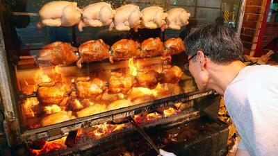 (ویدئو) غذای خیابانی در کره؛ تهیه 180 مرغ کبابی و پخت چلو با زغال درخت بلوط