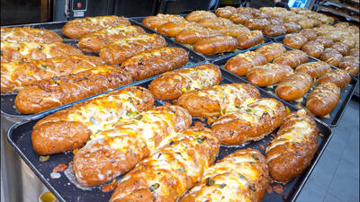 (ویدئو) غذای خیابانی در کره؛ طبخ نان سیر خوشمزه در سئول