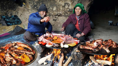 (ویدئو) پخت یک غذای جالب با گوشت و سیب زمینی به سبک زوج مسن غارنشین افغان