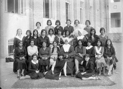 (عکس) سفر به تهران قدیم؛ دبیرستان دخترانه ۹۰ سال پیش و قوانین جدید امتحان نهایی