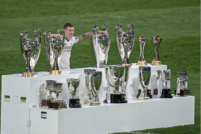 عکس؛ تونی کروس در کنار تمام جام‌هایی که در رئال مادرید به دست آورده است