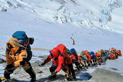 صف طولانی ده‌ها کوهنورد روی قله اورست + ویدئو