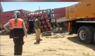 واژگونی کامیون حامل گاز در محور بوشهر - برازجان