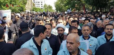 حضور جمعی از کارکنان و بسیجیان فولاد خوزستان مراسم تشییع شهدای خدمت