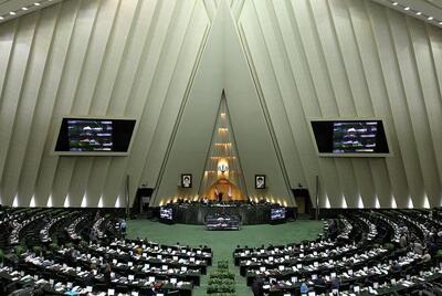 تصویری تلخ از قاب عکس سیاه شهیدان رئیسی و امیرعبداللهیان در مراسم افتتاحیه مجلس دوازدهم