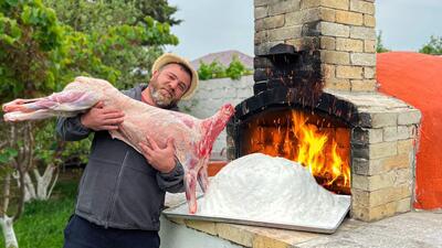 پخت کامل بره زیر لایه‌ای از نمک توسط آشپز ماهر اهل آذربایجان (فیلم)