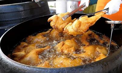 غذای خیابانی مشهور در کره؛ پخت صدها مرغ سوخاری در سئول (فیلم)