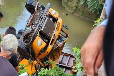 غرق شدن کامیون ۱۰ تنی در رودخانه سیمره ایلام (فیلم)